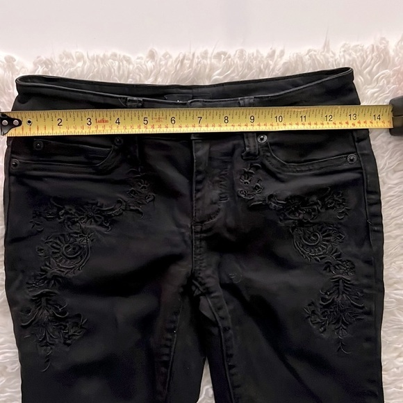 Bebe Skinny Jeans with Embroidered Accents! Sz 25 🛍️💕 - Picture 12 of 14